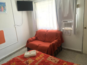 Habitacion con aire acondicionado y sofa en Departamento en el Centro Estacionamiento